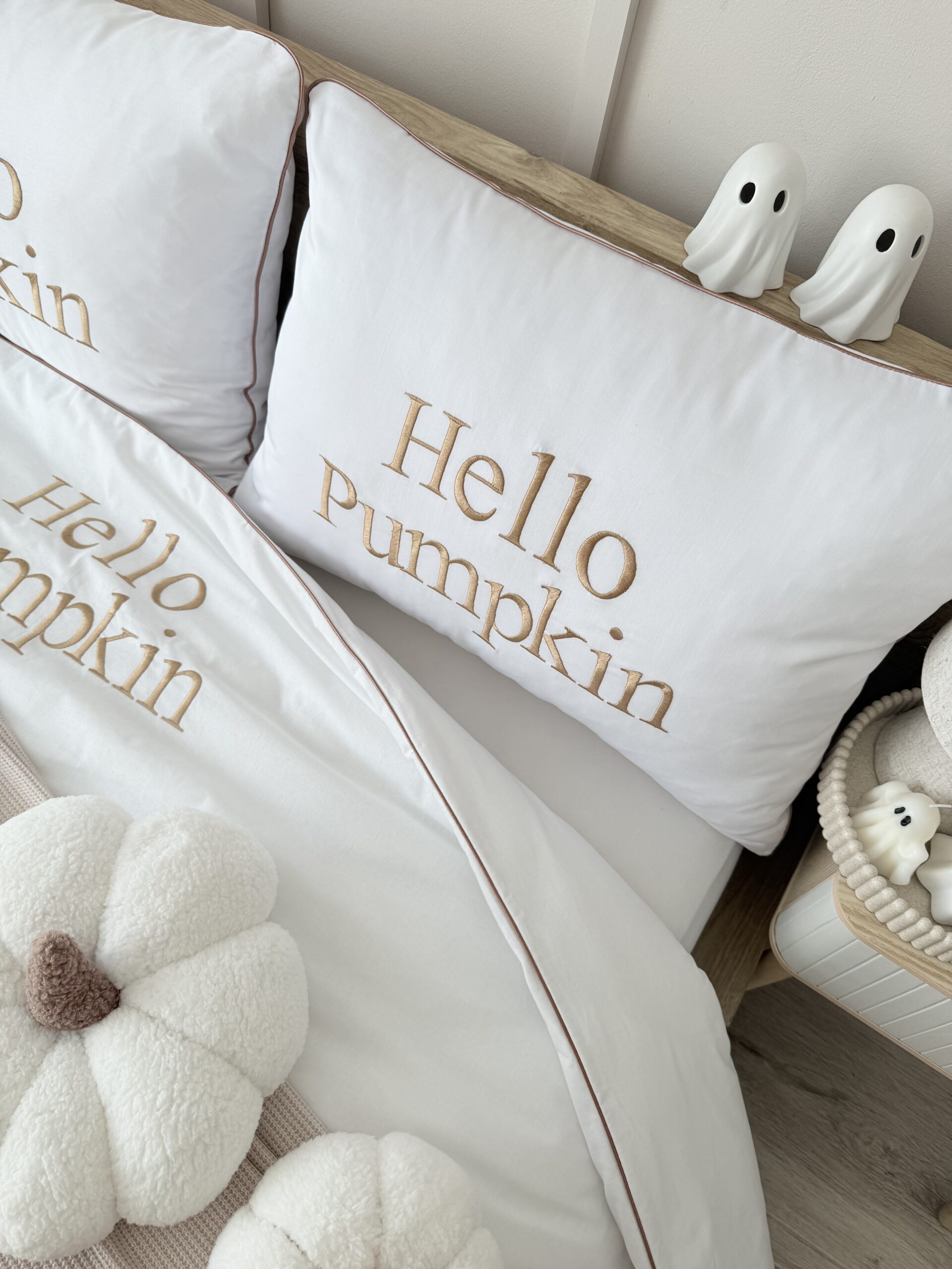 Biała pościel z wysokiej jakości bawełny premium z haftem Hello Pumpkin z karmelowym napisem i wypustką idealna na jesień, Simonila