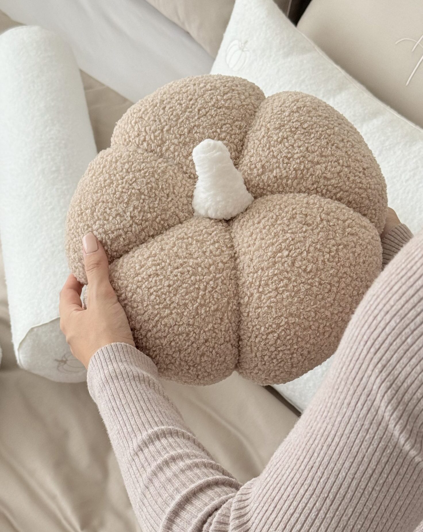 Poduszka jesienna dynia jasny beż boucle - 30 cm | Simonila