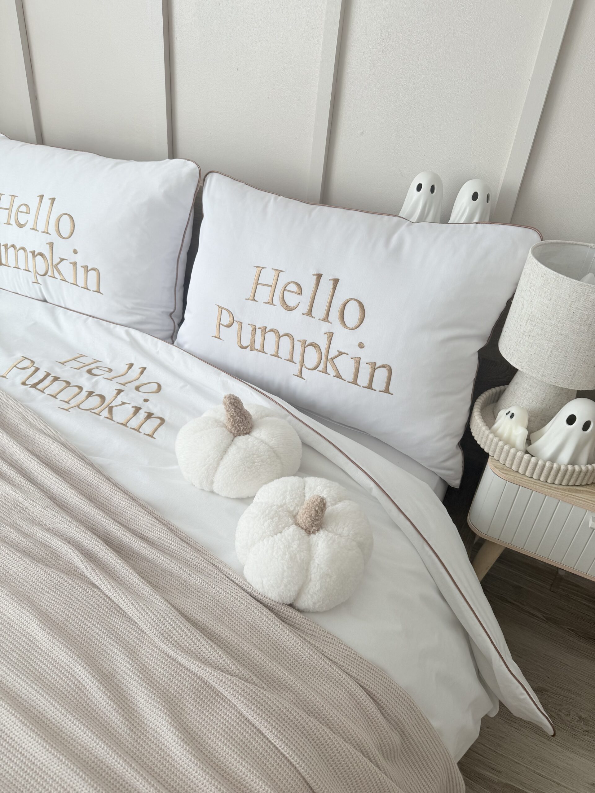Biała pościel premium Hello Pumpkin - jesienna pościel z haftem Simonila - obrazek 3