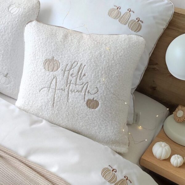 Jesienna poduszka boucle Hello Autumn – wyjątkowa dekoracja do domu