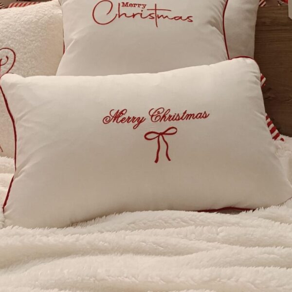 Świąteczna poduszka z haftem MERRY CHRISTMAS i kokardą BAWEŁNA SATYNOWA