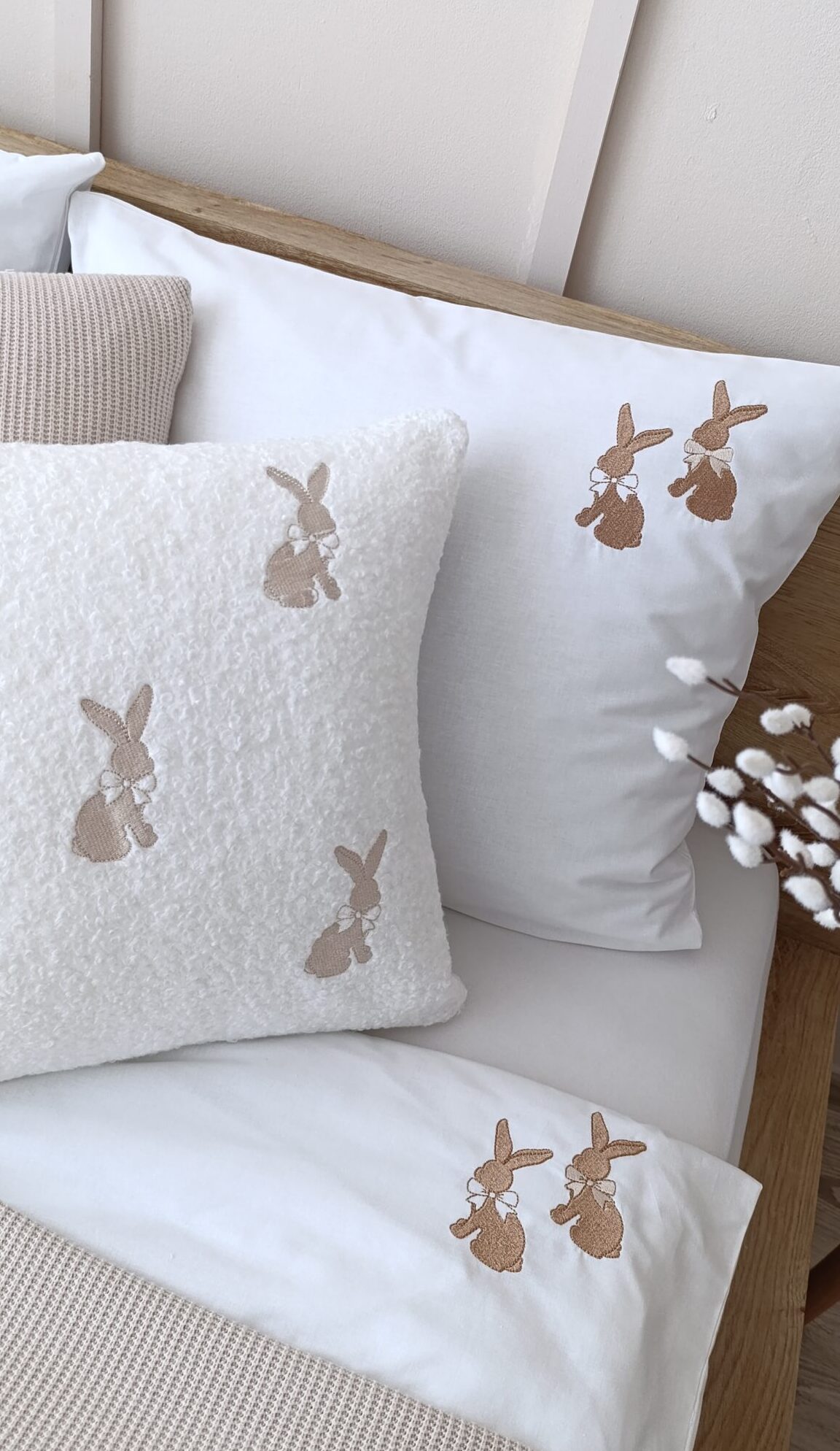 Wielkanocny komplet pościeli Happy Easter, pościel na Wielkanoc z haftem zajączków, bawełna 100% antyalergiczna, miękka oddychająca - obrazek 2