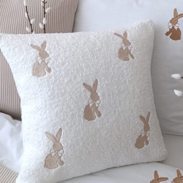 Boucle poszewka z haftem beżowych zajączków Happy Easter, wiosna, Wielkanoc