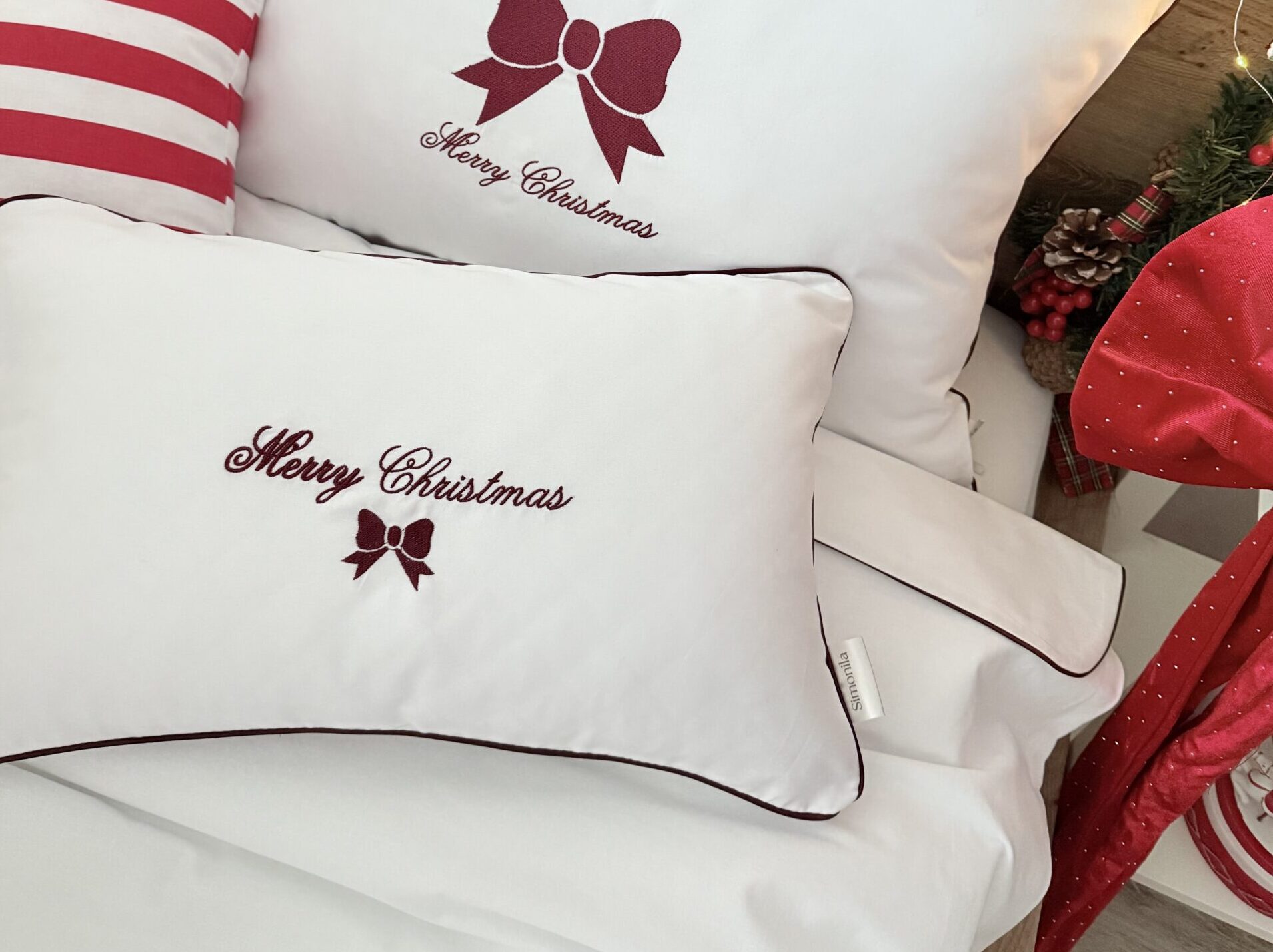 Świąteczna pościel z bordową kokardą Merry Christmas – komplet biały z bordową wypustką - obrazek 2
